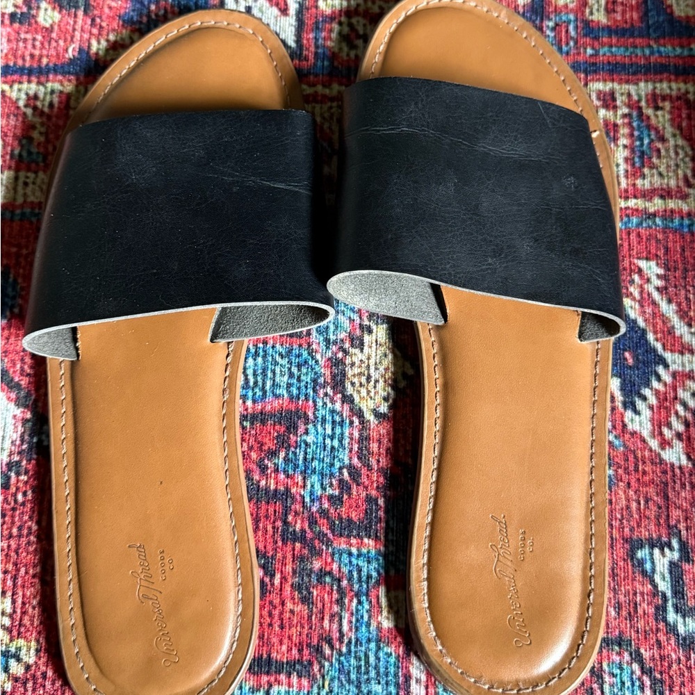 Universal Thread Black and Tan Slide Sandals